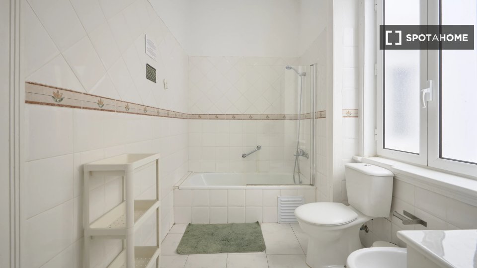Double room Lisbon, 6 beds — photo 16