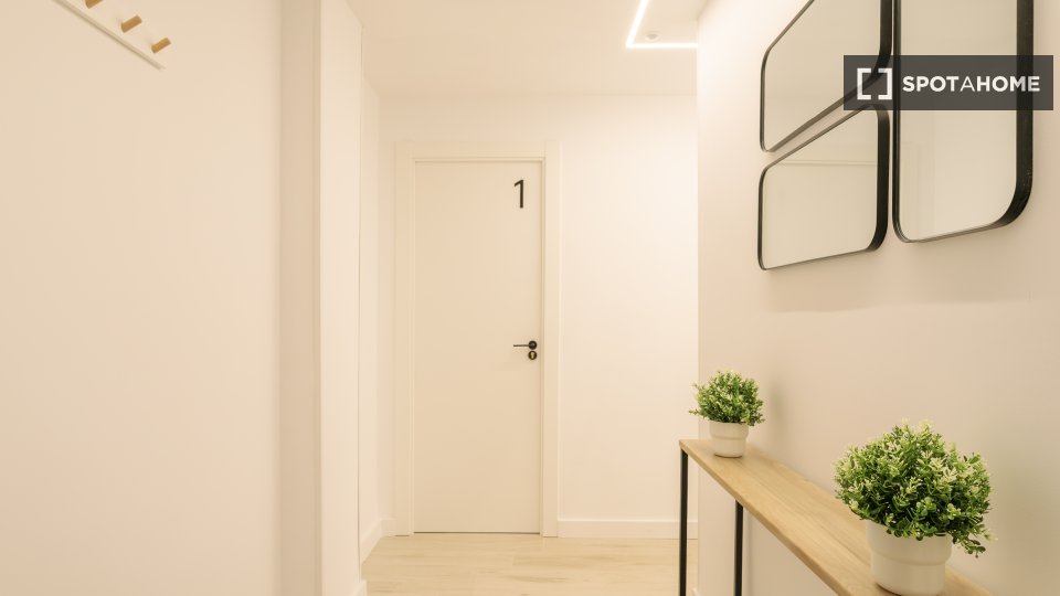 Double room Alicante, 5 beds, 104m² — photo 2