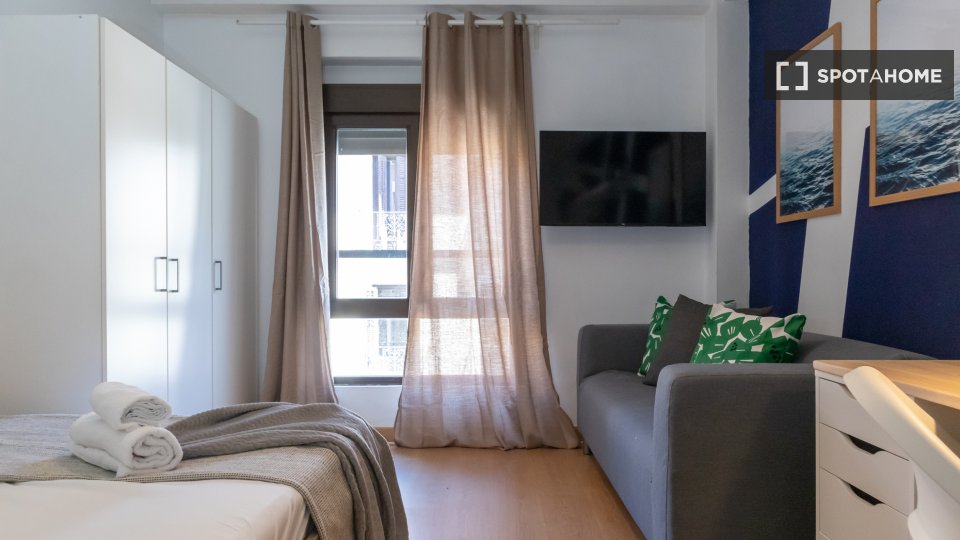 Double room Madrid, 7 beds, 140m² — photo 26