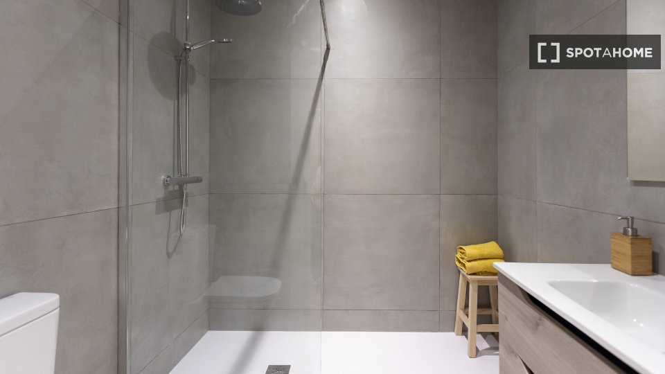 Double room Barcelona, 3 beds, 68m² — photo 7