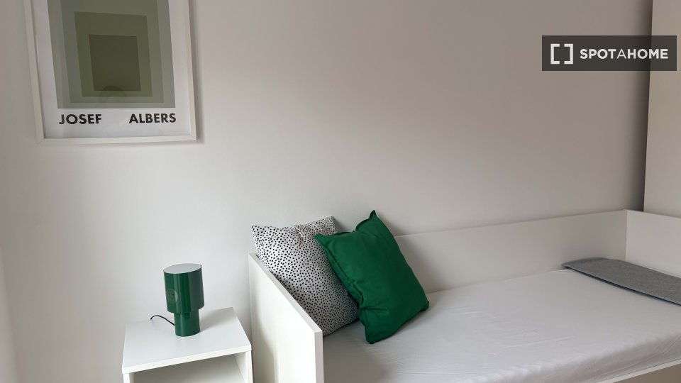 Double room Lisbon, 3 beds, 60m² — photo 7