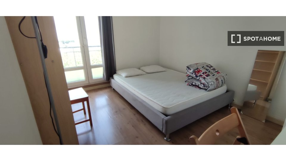 Rooms for rent in 3-bedroom apartment in Saint-Denis, Paris - en París