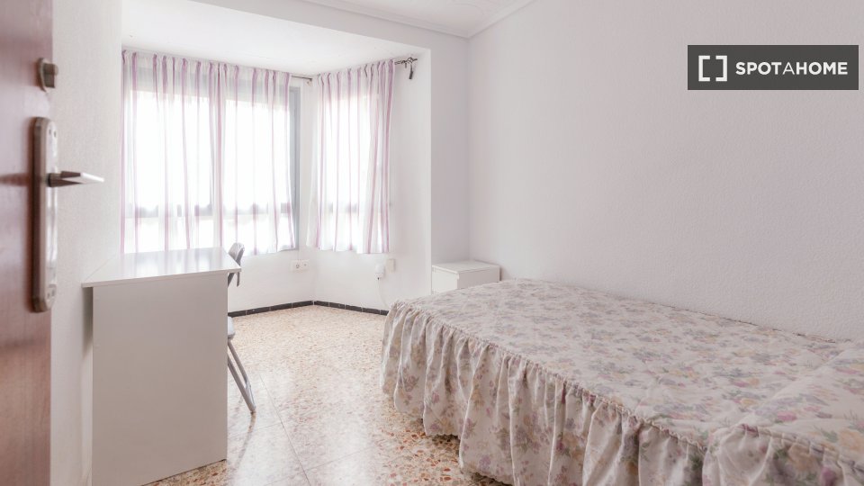 Double room Alicante, 5 beds, 95m² — photo 12