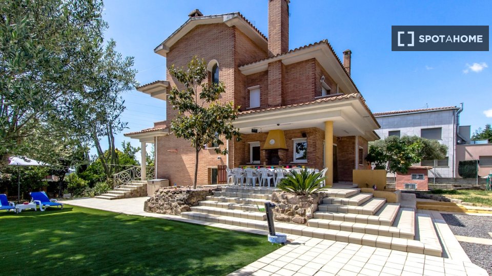 Se alquila piso de 6 habitaciones en Barcelona.