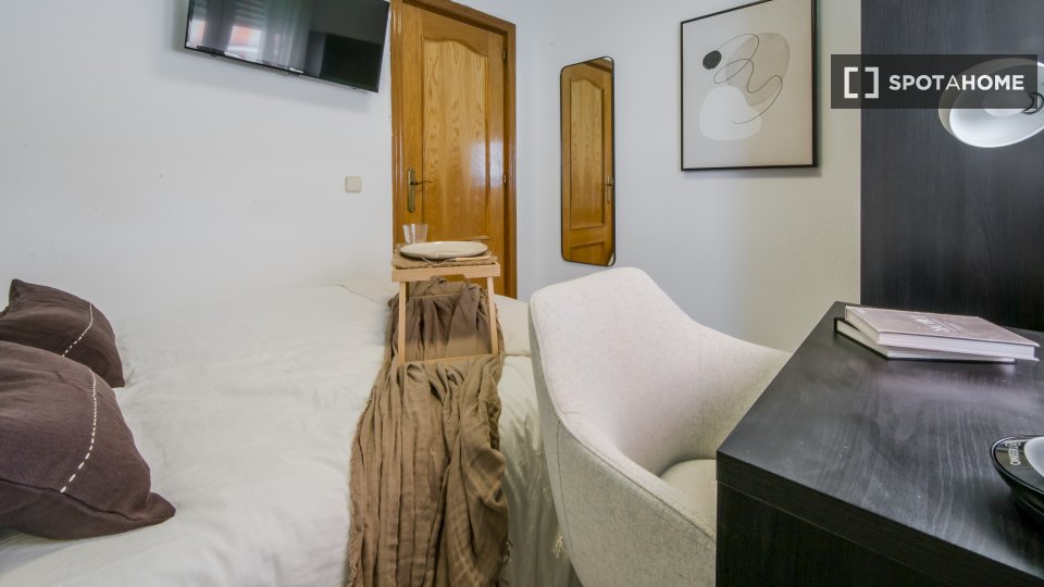 Double room Madrid, 5 beds, 80m² — photo 3