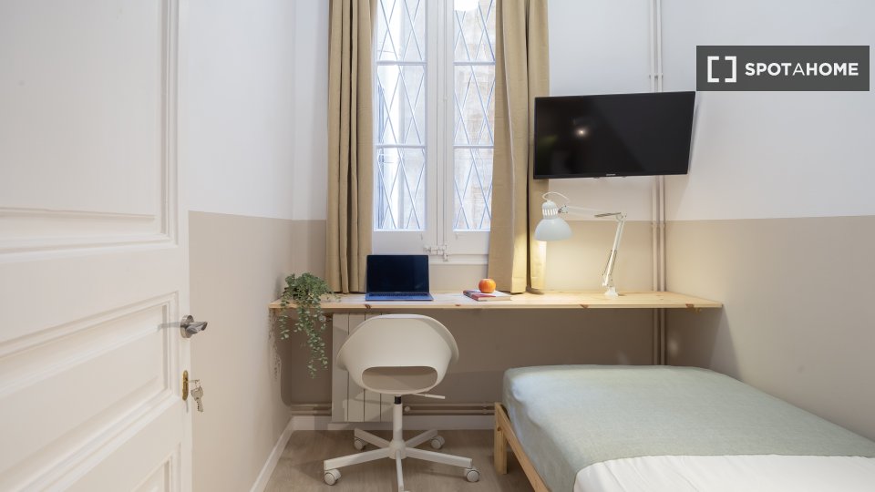 Double room Barcelona, 4 beds, 90m² — photo 13
