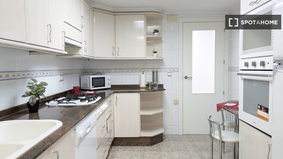 Stanza in un appartamento condiviso con 5 camere da letto in affitto a Morvedre. - in Valencia