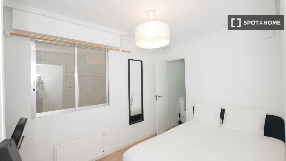 Camera in appartamento condiviso con 5 camere da letto a Cabanyal-Canyamelar - à Valence