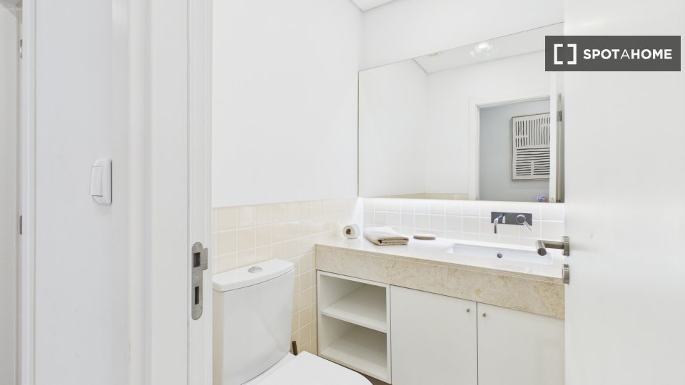 Apartment Lisbon, 2 beds, 62m² — photo 3
