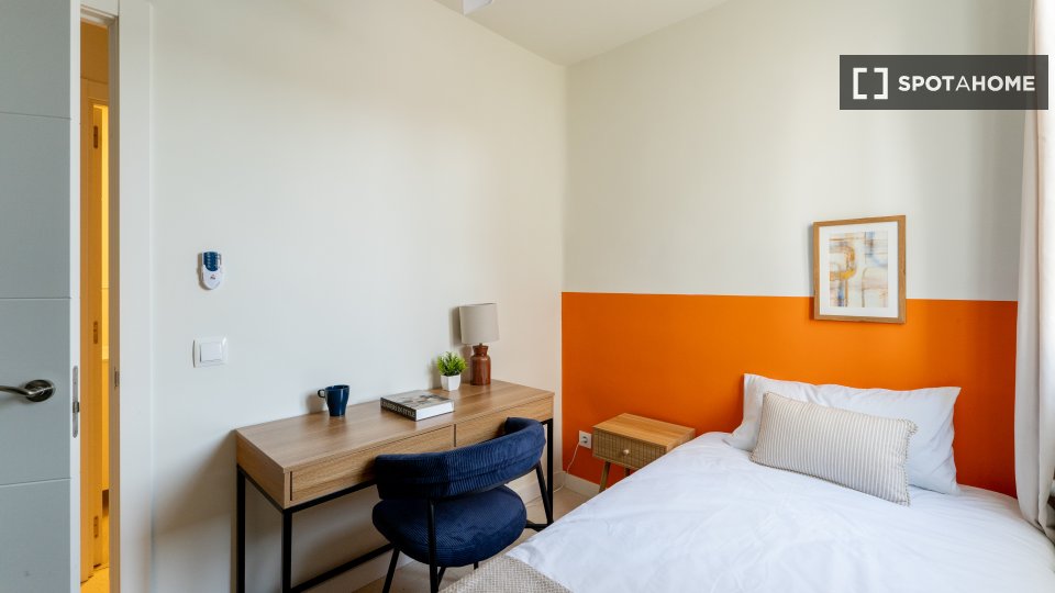 Double room Madrid, 3 beds — photo 8