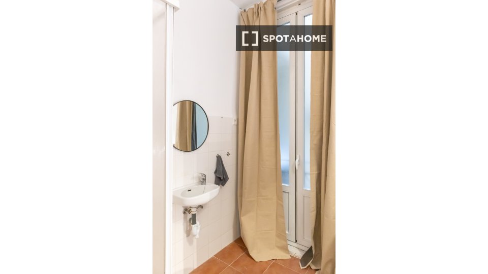 Double room Madrid, 7 beds, 160m² — photo 44