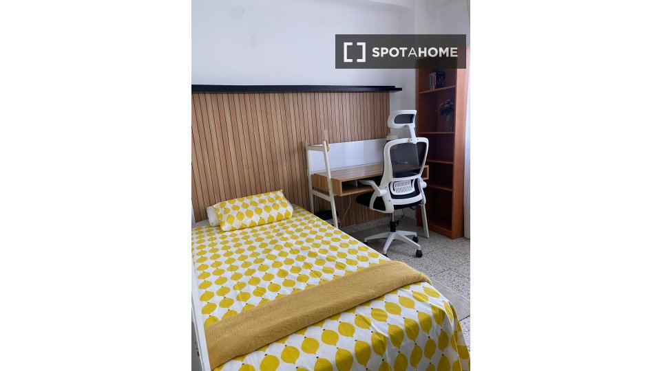 Double room Malaga, 3 beds — photo 17