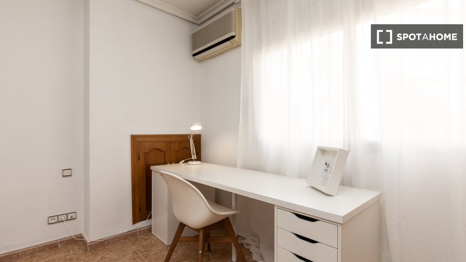 Double room Valencia, 1 bed, 100m² — photo 2