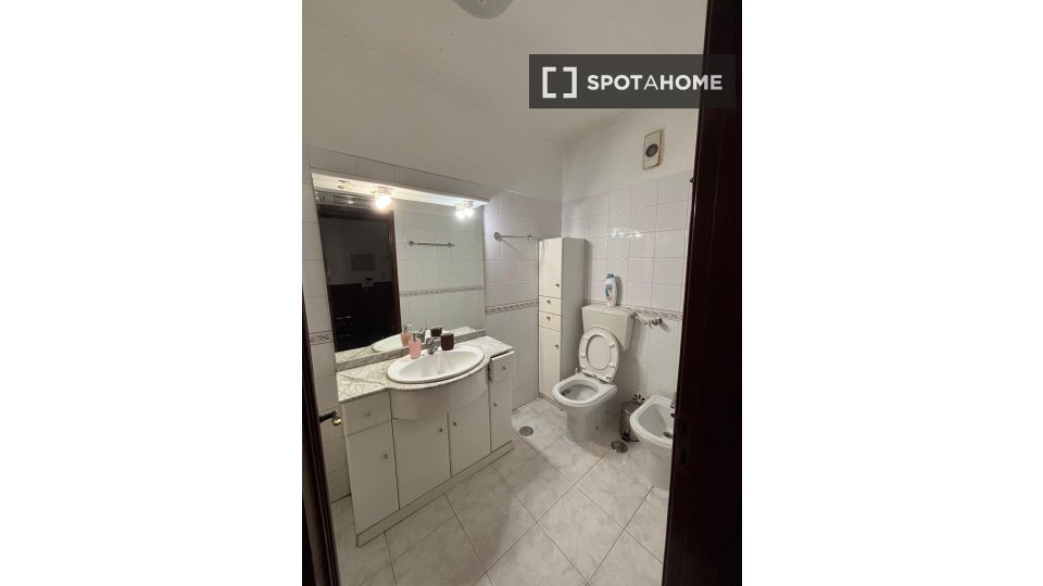 Double room Lisbon, 3 beds, 170m² — photo 8