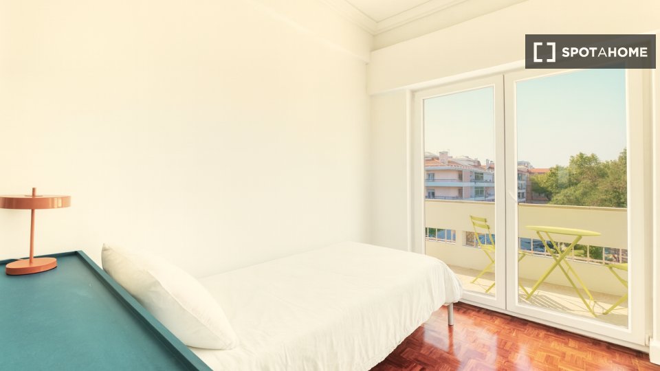 Double room Lisbon, 5 beds — photo 42