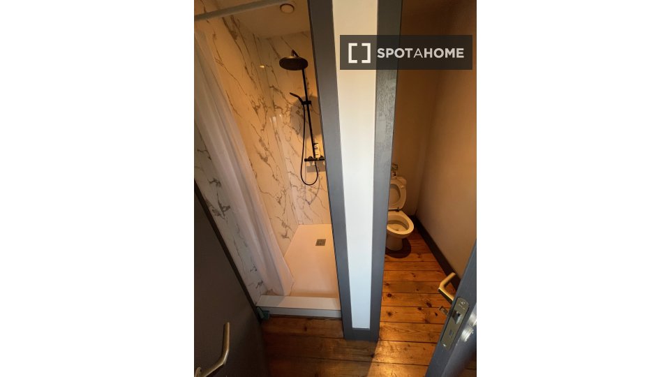 Double room Brussels, 2 beds, 23m² — photo 9