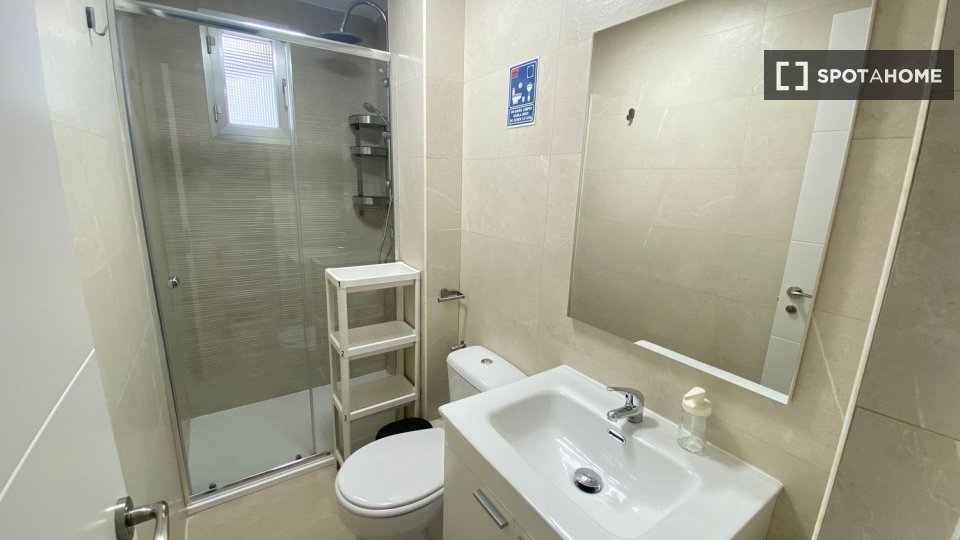 Double room Madrid, 4 beds — photo 11