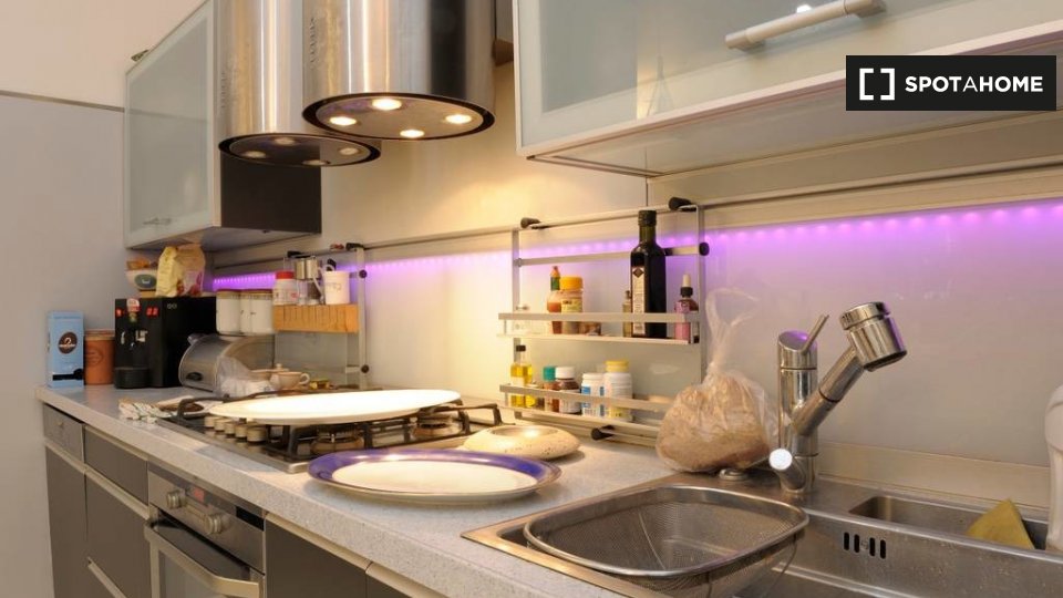 Here is the English translation:
Room for rent in an apartment with 3 bedrooms in Frabazza, Bologna. - in Bologna