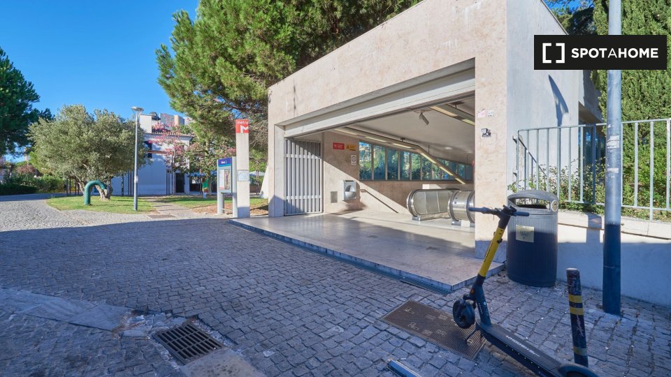 Double room Lisbon, 2 beds — photo 14