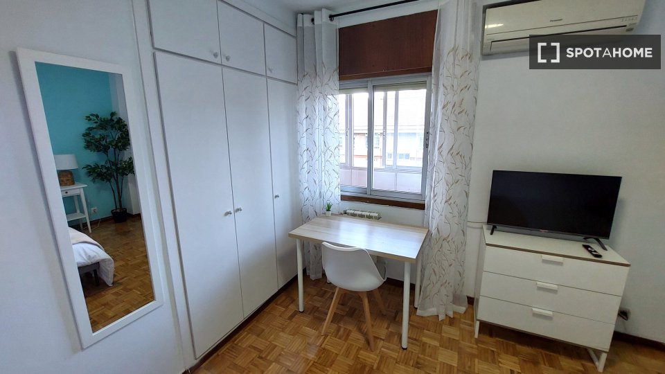 Double room Madrid, 4 beds, 100m² — photo 5