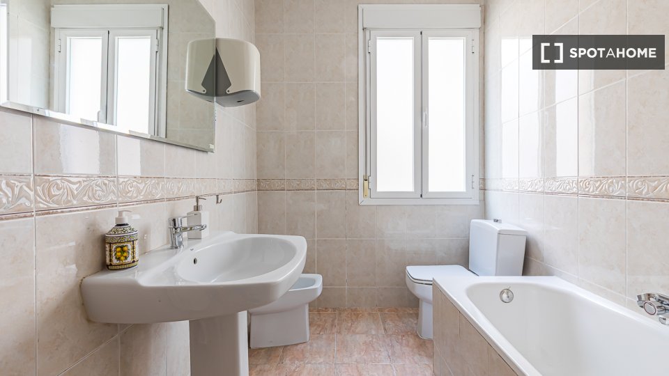 Double room Madrid, 6 beds, 158m² — photo 2