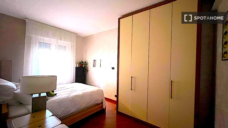 Double room Genoa, 3 beds, 93m² — photo 18