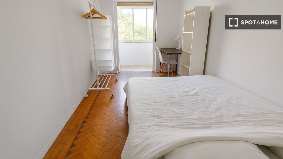 Double room Lisbon, 3 beds, 75m² — photo 26