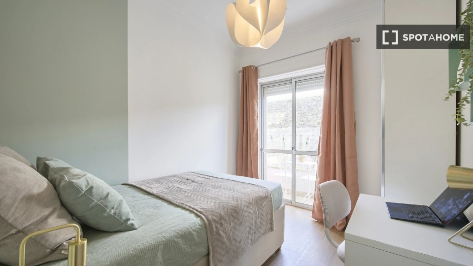 Double room Lisbon, 4 beds — photo 11