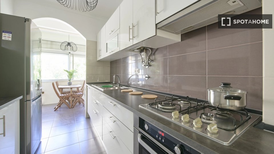Double room Lisbon, 5 beds — photo 16