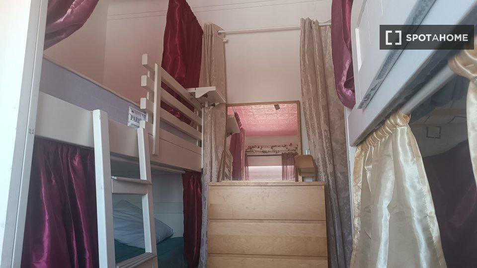 Double room Lisbon, 3 beds, 90m² — photo 24