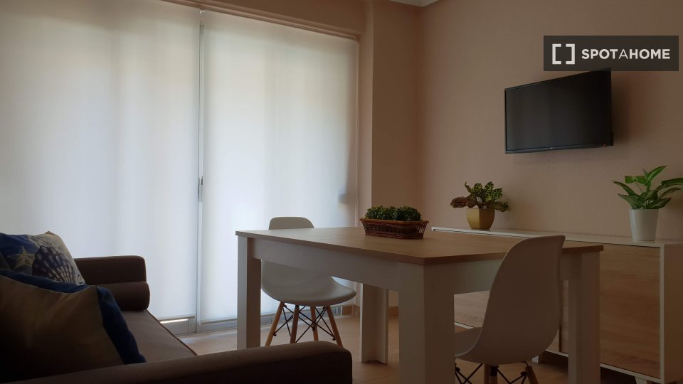 Apartment with 3 bedrooms for rent in El Cabanyal, Valencia - in Valencia