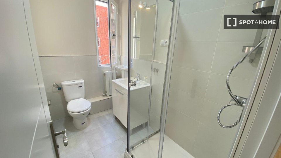 Double room Madrid, 5 beds — photo 15