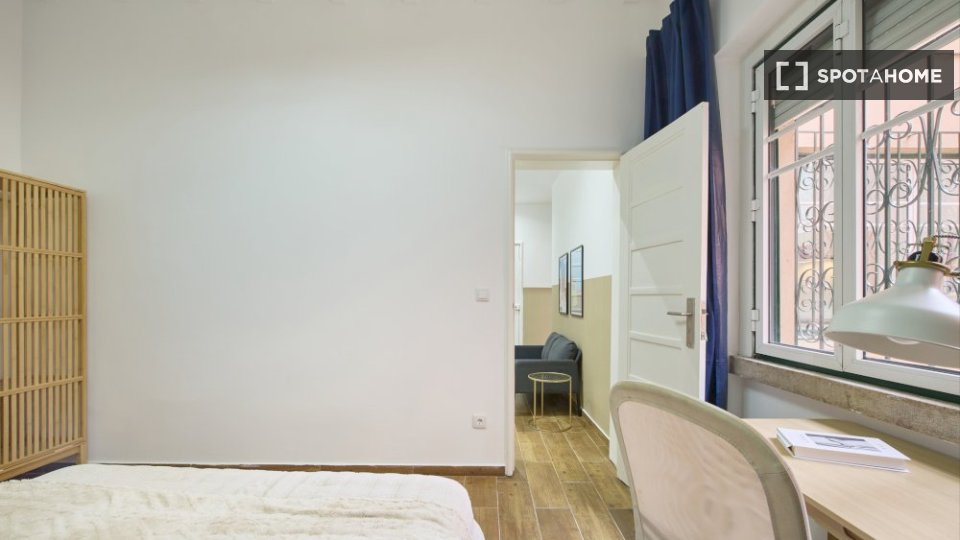 Double room Lisbon, 3 beds — photo 14