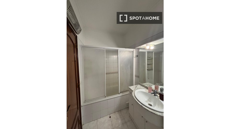Double room Lisbon, 3 beds, 170m² — photo 4