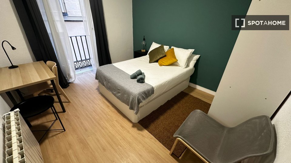 Double room Madrid, 7 beds, 160m² — photo 1