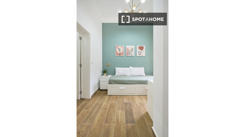 Double room Lisbon, 3 beds — photo 14