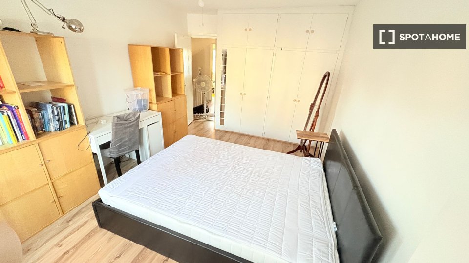 Double room London, 3 beds — photo 1