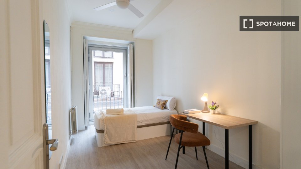 Double room Madrid, 9 beds — photo 12