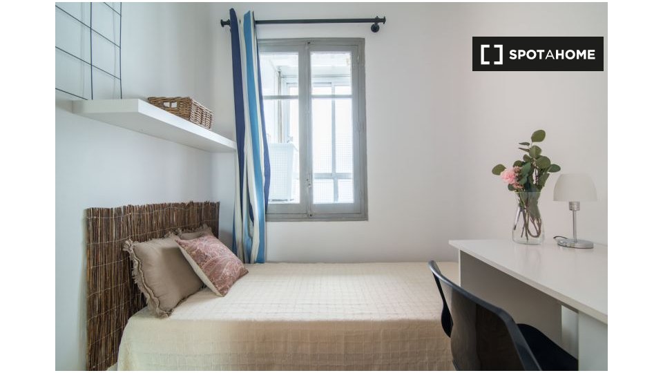 Double room Madrid, 5 beds, 120m² — photo 2