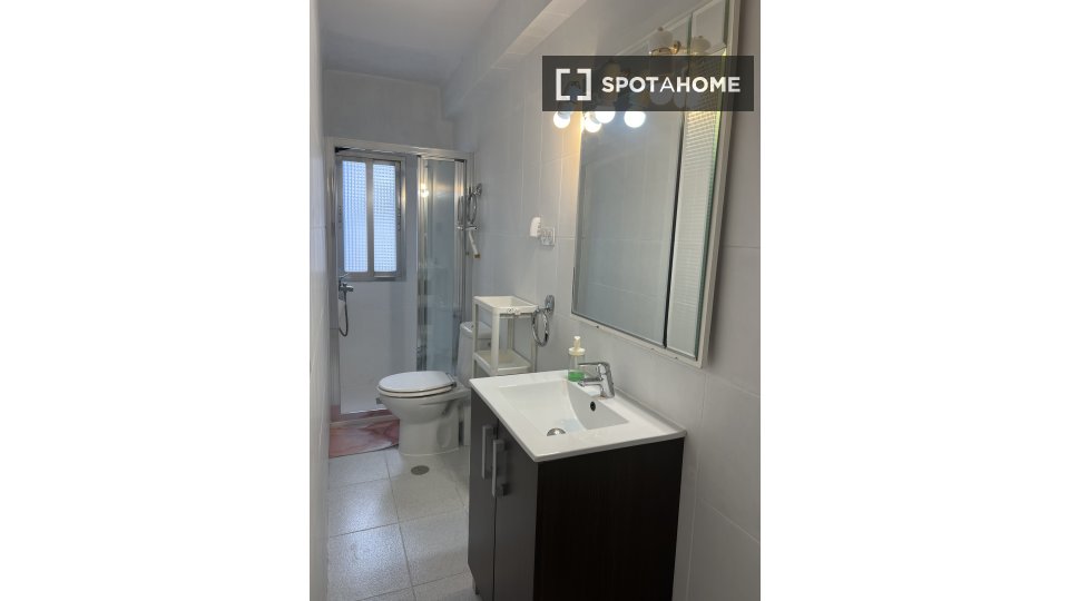 Double room Madrid, 4 beds, 65m² — photo 14