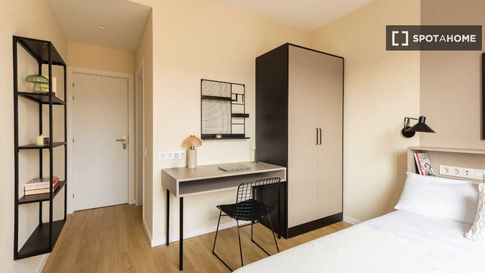 Camera in un appartamento condiviso con 6 camere da letto a Barcellona - a Barcellona