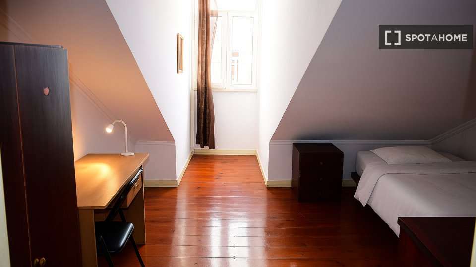 Double room Lisbon, 5 beds — photo 36