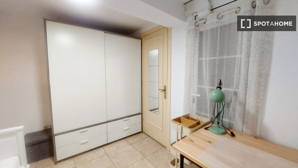 Double room Barcelona, 3 beds, 68m² — photo 1