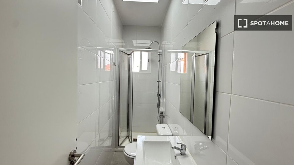 Double room Madrid, 4 beds — photo 25