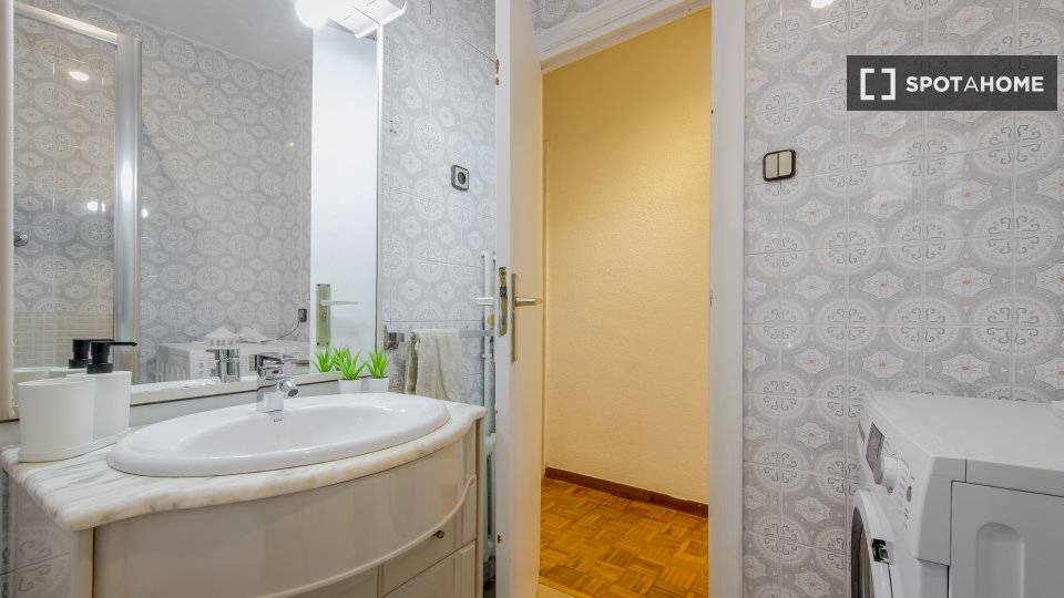 Double room Madrid, 4 beds, 120m² — photo 15