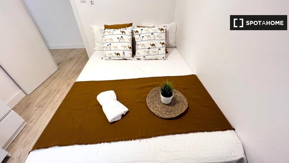 Double room Valencia, 5 beds, 100m² — photo 3