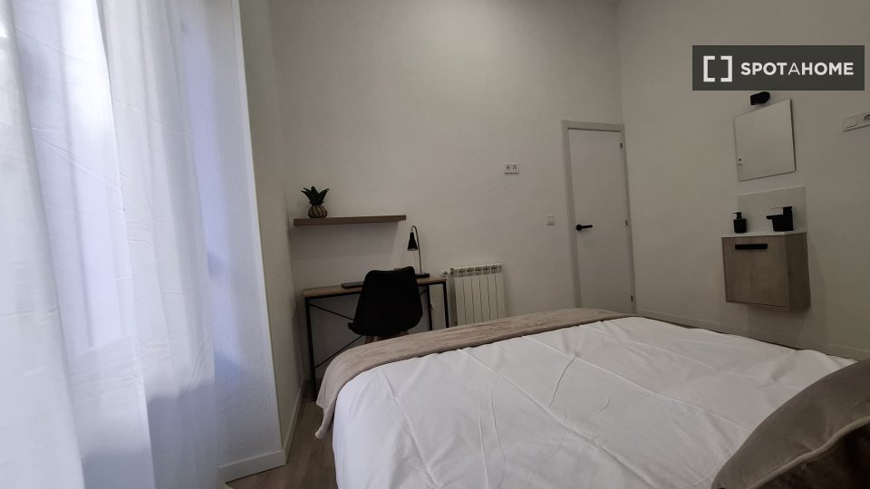Double room Madrid, 12 beds, 185m² — photo 10