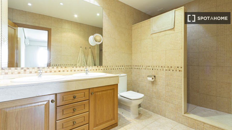 Double room Madrid, 5 beds — photo 8