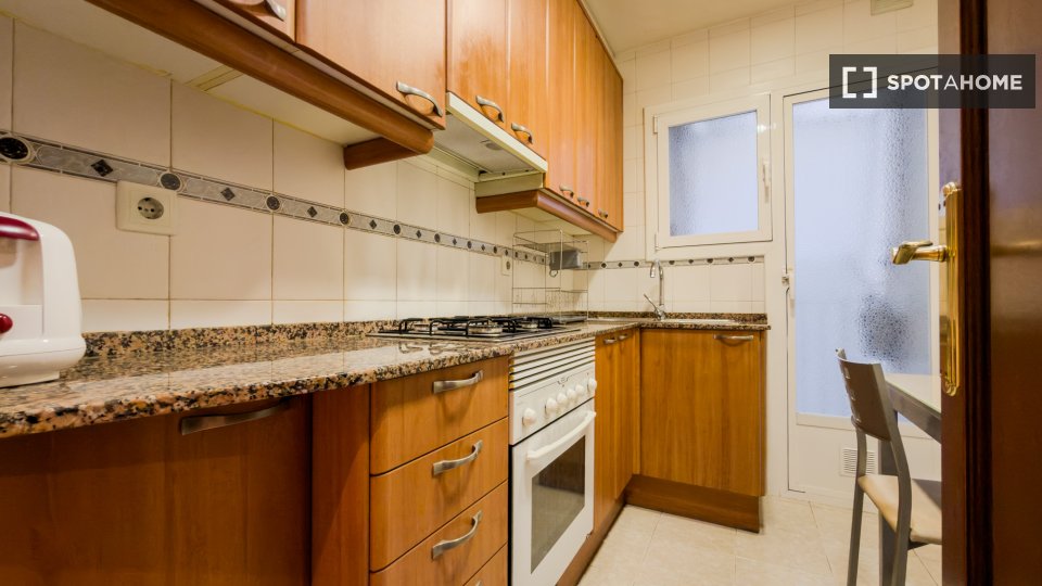 Apartment Barcelona, 4 beds, 80m² — photo 2