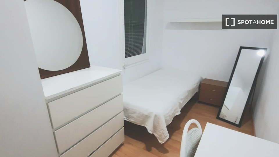 Double room Barcelona, 3 beds, 70m² — photo 7